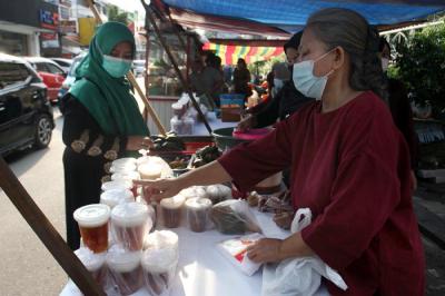 Pedagang melayani pembeli makanan untuk berbuka puasa di Pasar Takjil Benhil, Jakarta, Jumat (16/4/21).