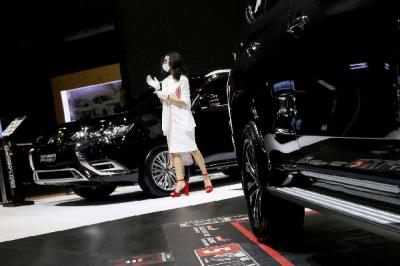Satgas Covid 19 berpatroli mengelilingi booth pameran IIMS Hybrid 2021 mengingatkan pengunjung untuk selalu menerapkan prokes di Jakarta, Kamis (15/4/2021).