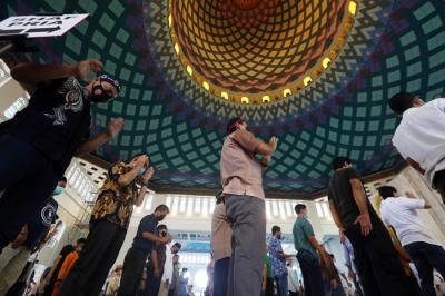 Jamaah mengikuti ibadah Shalat Jumat minggu pertama bulan suci Ramadhan 1442 H di Masjid Al-Akbar Surabaya, Jawa Timur, Jumat (16/4/2021).