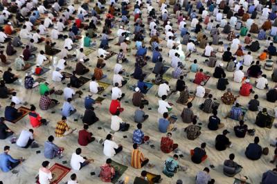 Jamaah mengikuti ibadah Shalat Jumat minggu pertama bulan suci Ramadhan 1442 H di Masjid Al-Akbar Surabaya, Jawa Timur, Jumat (16/4/2021).