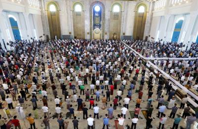 Jamaah mengikuti ibadah Shalat Jumat minggu pertama bulan suci Ramadhan 1442 H di Masjid Al-Akbar Surabaya, Jawa Timur, Jumat (16/4/2021).