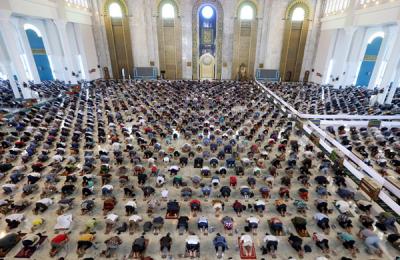 Jamaah mengikuti ibadah Shalat Jumat minggu pertama bulan suci Ramadhan 1442 H di Masjid Al-Akbar Surabaya, Jawa Timur, Jumat (16/4/2021).
