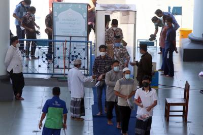 Jamaah mengikuti ibadah Shalat Jumat minggu pertama bulan suci Ramadhan 1442 H di Masjid Al-Akbar Surabaya, Jawa Timur, Jumat (16/4/2021).