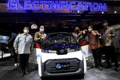 Toyota menghadirkan 10 unit kendaraan elektrifikasi dengan berbagai teknologi seperti Toyota COMS dan Toyota C+pod yang berbasis BEV.