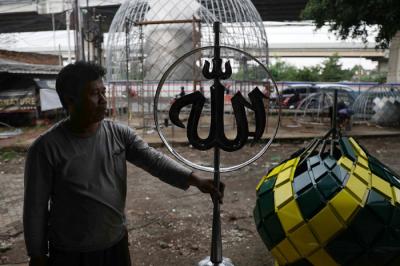 Pekerja menyelesaikan pembuatan kubah Masjid di Jakarta, Sabtu (17/4/2021).