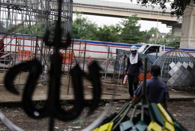 Pekerja menyelesaikan pembuatan kubah Masjid di Jakarta, Sabtu (17/4/2021).