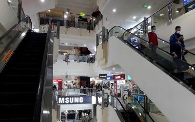 Suasana pusat perbelanjaan terlihat sepi di kawasan Jakarta Selatan, Sabtu (17/4/2021).