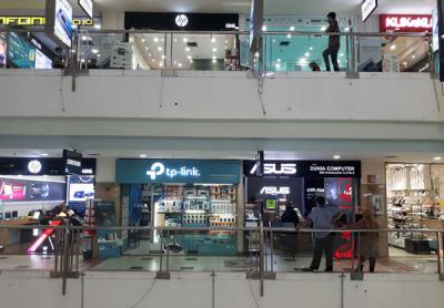 Suasana pusat perbelanjaan terlihat sepi di kawasan Jakarta Selatan, Sabtu (17/4/2021).