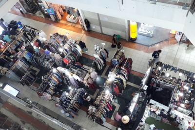 Suasana pusat perbelanjaan terlihat sepi di kawasan Jakarta Selatan, Sabtu (17/4/2021).