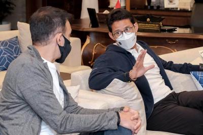 Menteri Pariwisata dan Ekonomi Kreatif Sandiaga Salahuddin Uno bersama istrinya Nur Asia Uno menyaksikan tayangan perdana film di Jakarta, Jumat (16/4/2021).