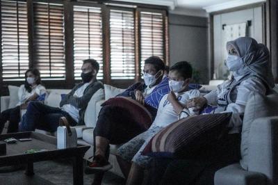 Menteri Pariwisata dan Ekonomi Kreatif Sandiaga Salahuddin Uno bersama istrinya Nur Asia Uno menyaksikan tayangan perdana film di Jakarta, Jumat (16/4/2021).