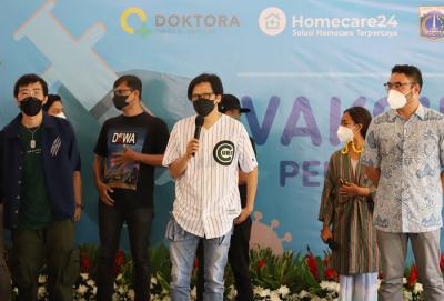 Program vaksinasi ini merupakan kerjasama Kementerian Pariwisata dan Ekonomi Kreatif (Kemenparekraf) dengan Homecare24 dan Dinas Kesehatan DKI Jakarta.