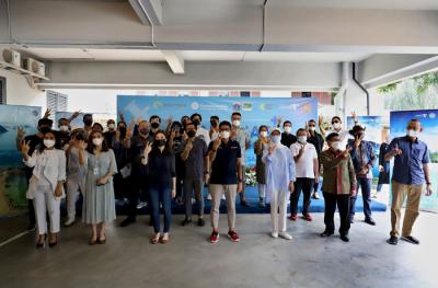 Program vaksinasi ini merupakan kerjasama Kementerian Pariwisata dan Ekonomi Kreatif (Kemenparekraf) dengan Homecare24 dan Dinas Kesehatan DKI Jakarta.