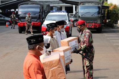 Danjen Kopassus Mayjen TNI Mohamad Hasan saat menyerahkan paket sembako kepada warga binaan Kopassus, di Makopassus Cijantung, Jakarta Timur, Jumat (16/4/2021).