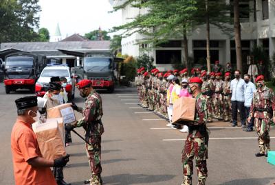 Danjen Kopassus Mayjen TNI Mohamad Hasan saat menyerahkan paket sembako kepada warga binaan Kopassus, di Makopassus Cijantung, Jakarta Timur, Jumat (16/4/2021).