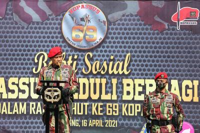 Danjen Kopassus Mayjen TNI Mohamad Hasan saat menyerahkan paket sembako kepada warga binaan Kopassus, di Makopassus Cijantung, Jakarta Timur, Jumat (16/4/2021).