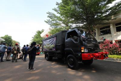 Danjen Kopassus Mayjen TNI Mohamad Hasan saat menyerahkan paket sembako kepada warga binaan Kopassus, di Makopassus Cijantung, Jakarta Timur, Jumat (16/4/2021).