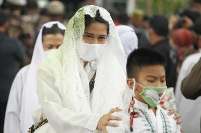 Artis Dian Sastro bersama keluarga mengikuti prosesi pemakaman jenazah pengusaha Adiguna Sutowo di TPU Tanah Kusir, Jakarta, Minggu (18/4/2021).