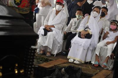 Artis Dian Sastro bersama keluarga mengikuti prosesi pemakaman jenazah pengusaha Adiguna Sutowo di TPU Tanah Kusir, Jakarta, Minggu (18/4/2021).