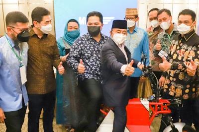 Menteri BUMN yang juga Ketua Umum Masyarakat Ekonomi Syariah Erick Thohir melantik pengurus MES DKI Jakarta periode 2021-2023 di Jakarta, Sabtu (17/4/2021).