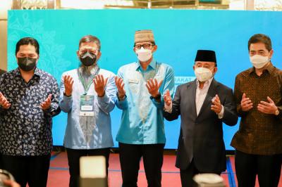 Menteri BUMN yang juga Ketua Umum Masyarakat Ekonomi Syariah Erick Thohir melantik pengurus MES DKI Jakarta periode 2021-2023 di Jakarta, Sabtu (17/4/2021).