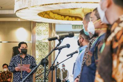 Menteri BUMN yang juga Ketua Umum Masyarakat Ekonomi Syariah Erick Thohir melantik pengurus MES DKI Jakarta periode 2021-2023 di Jakarta, Sabtu (17/4/2021).