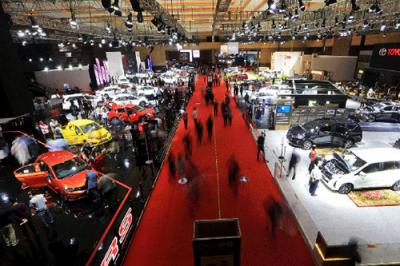 Pengunjung mengamati mobil yang dipamerkan pada ajang Indonesia International Motor Show (IIMS) Hybrid 2021 di JiExpo Kemayoran, Jakarta, Minggu (18/4/2021).
