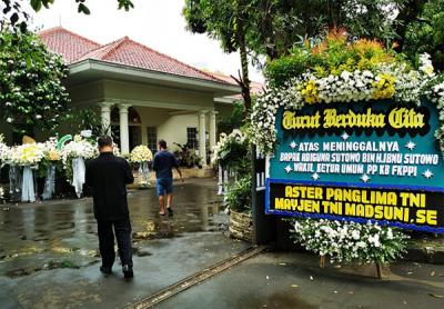 Ratusan karangan bunga memenuhi halaman rumah duka almarhum Adiguna Sutowo di kawasan Menteng, Jakarta Pusat, Minggu (18/4/2021).