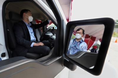 Kemenhub mensosialisasikan kendaraan ramah lingkungan untuk menekan emisi gas buang dan konversi motor listrik berbasis baterai buatan UMKM dalam negeri.