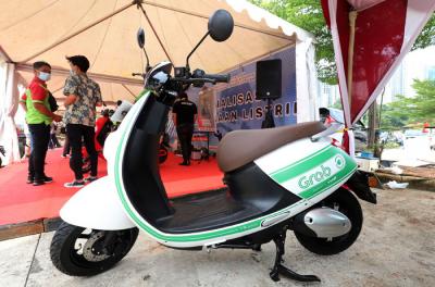 Kemenhub mensosialisasikan kendaraan ramah lingkungan untuk menekan emisi gas buang dan konversi motor listrik berbasis baterai buatan UMKM dalam negeri.