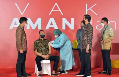 Presiden Joko Widodo meninjau pelaksanaan vaksinasi Covid-19 bagi ratusan pekerja seni dan budayawan di Galeri Nasional Indonesia, Jakarta, Senin (19/4/2021).