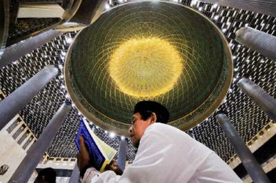 Ramadan tahun ini umat muslim diperbolehkan melaksanakan shalat berjamaah di masjid dan mushala, baik shalat fardu, shalat tarawih termasuk tadarus.