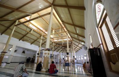 Masjid Peneleh berdiri kokoh di Jalan Peneleh Gang V Surabaya, Jawa Timur, Senin (19/4/2021).