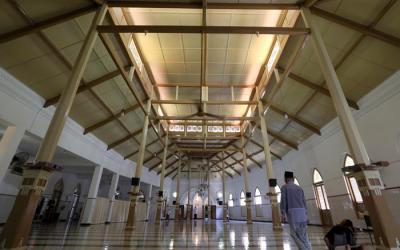 Masjid Peneleh berdiri kokoh di Jalan Peneleh Gang V Surabaya, Jawa Timur, Senin (19/4/2021).