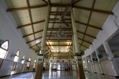 Masjid Peneleh berdiri kokoh di Jalan Peneleh Gang V Surabaya, Jawa Timur, Senin (19/4/2021).