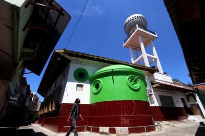 Masjid Peneleh berdiri kokoh di Jalan Peneleh Gang V Surabaya, Jawa Timur, Senin (19/4/2021).