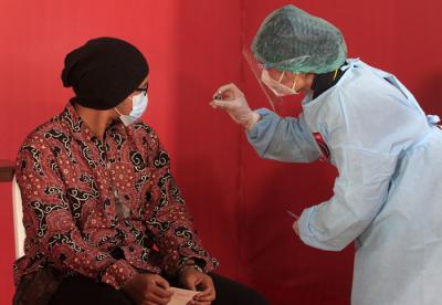 Vaksinator menyuntikkan vaksin Covid-19 kepada seniman dan budayawan di Galeri Nasional Indonesia, Jakarta, Senin (19/4/2021).