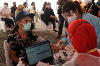 Vaksinator menyuntikkan vaksin Covid-19 kepada seniman dan budayawan di Galeri Nasional Indonesia, Jakarta, Senin (19/4/2021).