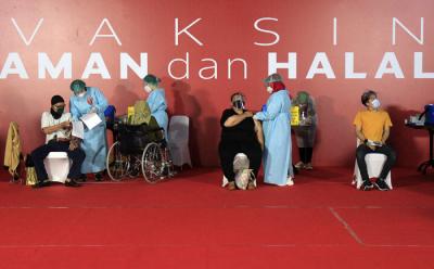 Vaksinator menyuntikkan vaksin Covid-19 kepada seniman dan budayawan di Galeri Nasional Indonesia, Jakarta, Senin (19/4/2021).