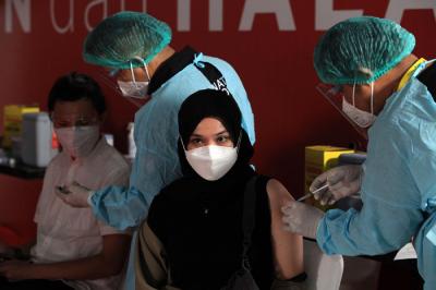Vaksinator menyuntikkan vaksin Covid-19 kepada seniman dan budayawan di Galeri Nasional Indonesia, Jakarta, Senin (19/4/2021).