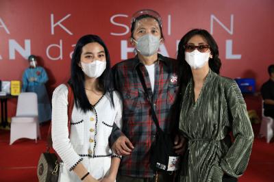 Vaksinator menyuntikkan vaksin Covid-19 kepada seniman dan budayawan di Galeri Nasional Indonesia, Jakarta, Senin (19/4/2021).