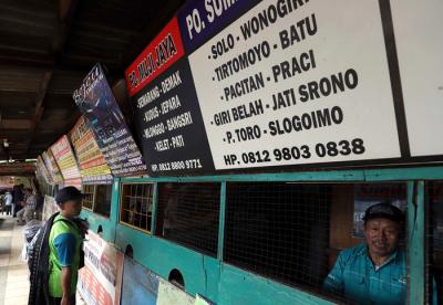 Penjual tiket Bus AKAP menunggu calon pemudik didalam loket penjualan tiket di Pool Bus di Pasar Lembang, Ciledug, Tangerang, Banten, Selasa (20/4/2021).
