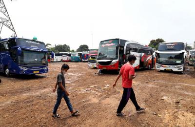 Penjual tiket Bus AKAP menunggu calon pemudik didalam loket penjualan tiket di Pool Bus di Pasar Lembang, Ciledug, Tangerang, Banten, Selasa (20/4/2021).