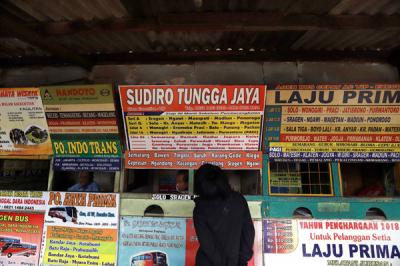 Penjual tiket Bus AKAP menunggu calon pemudik didalam loket penjualan tiket di Pool Bus di Pasar Lembang, Ciledug, Tangerang, Banten, Selasa (20/4/2021).