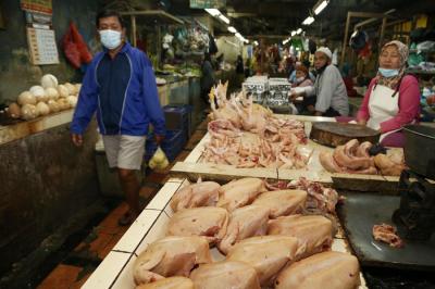Pedagang daging ayam potong melayani pembeli di Pasar Wonokromo Surabaya, Jawa Timur, Selasa (20/4/2021).