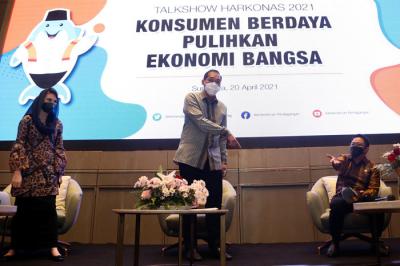 Talk show bertajuk Konsumen Berdaya Pulihkan Ekonomi Bangsa tersebut membahas tentang pentingnya perlindungan konsumen.