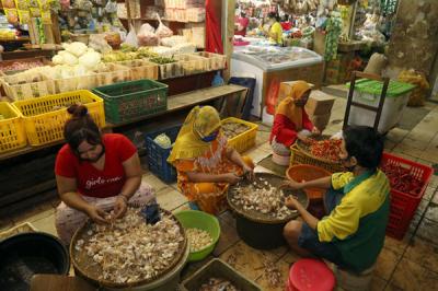 Menteri Perdagangan Muhammad Lutfi meninjau ketersediaan dan harga kebutuhan pokok masyarakat di Pasar Wonokromo Surabaya, Jawa Timur, Selasa (20/4/2021).