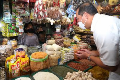 Menteri Perdagangan Muhammad Lutfi meninjau ketersediaan dan harga kebutuhan pokok masyarakat di Pasar Wonokromo Surabaya, Jawa Timur, Selasa (20/4/2021).