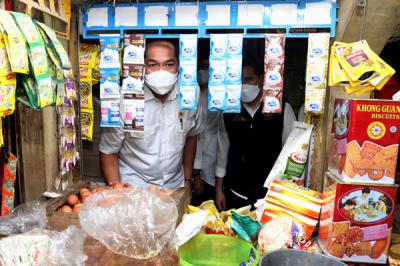 Menteri Perdagangan Muhammad Lutfi meninjau ketersediaan dan harga kebutuhan pokok masyarakat di Pasar Wonokromo Surabaya, Jawa Timur, Selasa (20/4/2021).