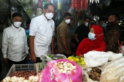 Menteri Perdagangan Muhammad Lutfi meninjau ketersediaan dan harga kebutuhan pokok masyarakat di Pasar Wonokromo Surabaya, Jawa Timur, Selasa (20/4/2021).